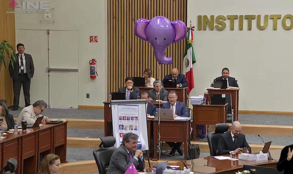 El consejero Uuc-kib Espadas incluso liberó un globo de elefante en plena sesión