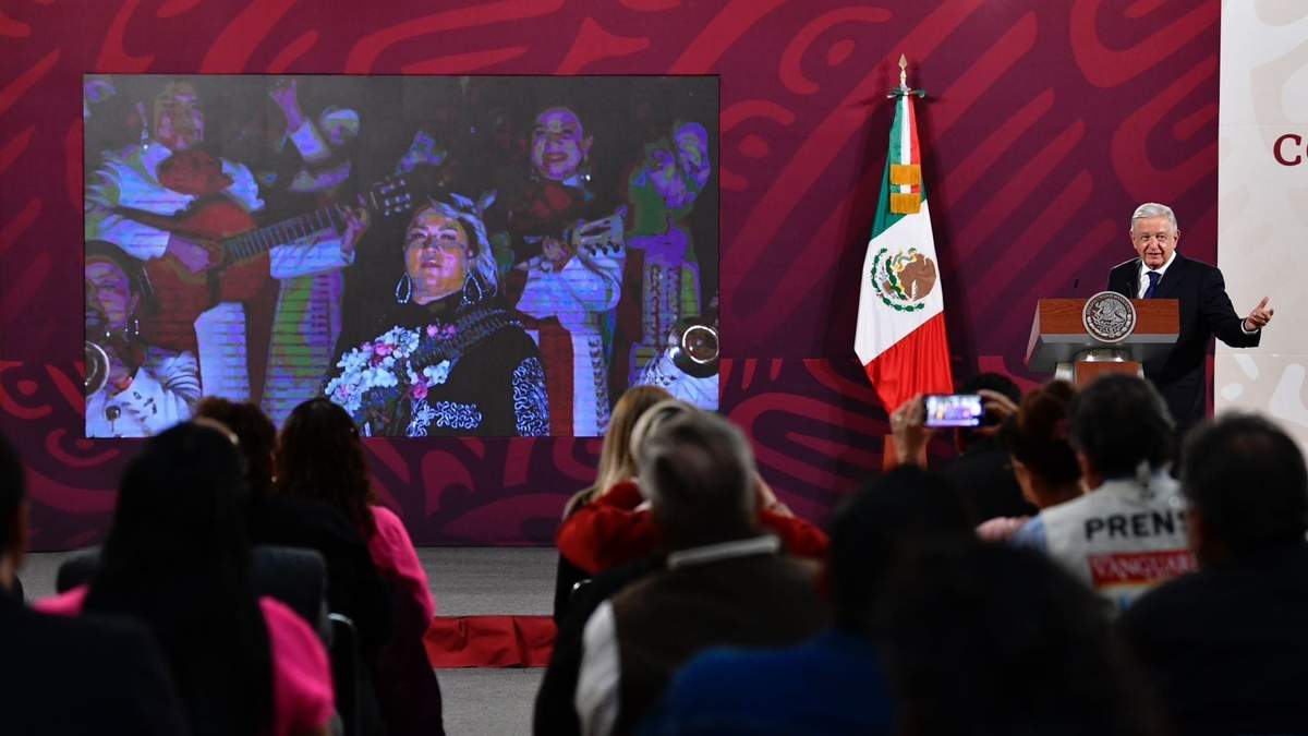 La canción de Vivir Quintana en la conferencia de AMLO