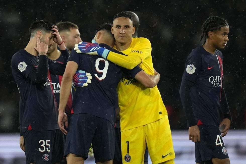 El portero del PSG, Keylor Navas, abraza a Gonçalo Ramos, del PSG, después del partido de la Ligue 1 francesa entre el Paris Saint-Germain y el Le Havre en el Parque de los Príncipes de París, el sábado 27 de abril de 2024.