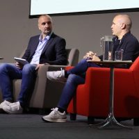 Andrés Iniesta ofrece una conferencia previo al juego de Leyendas del Barcelona vs. Real Madrid