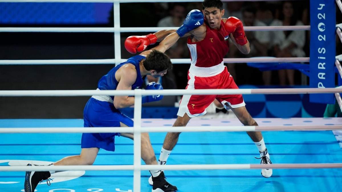 El boxeador mexicano Marco Verde enla pelea contra el usbeko Asadkhuja Muydinkhujaev en París 2024