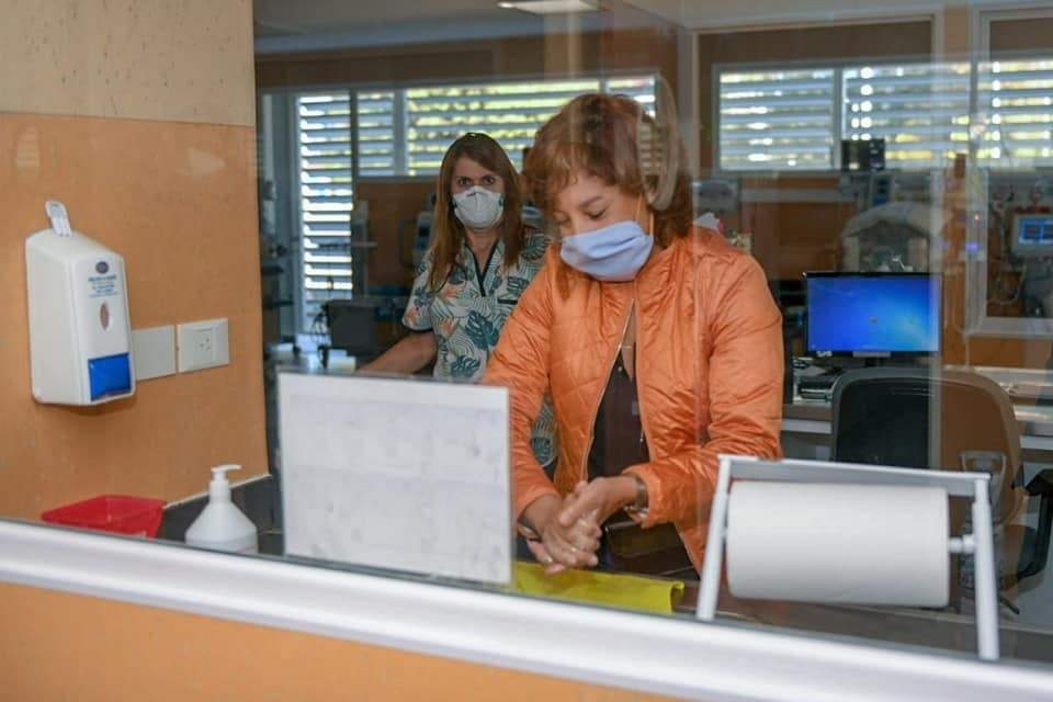 Arabela Carreras visitando el hospital Dr. Francisco López Lima. Fuente: (Twitter)