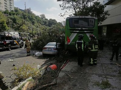 Camión de RTP embiste autos y atropella a vendedor en triciclo en Santa Fe; mueren 2