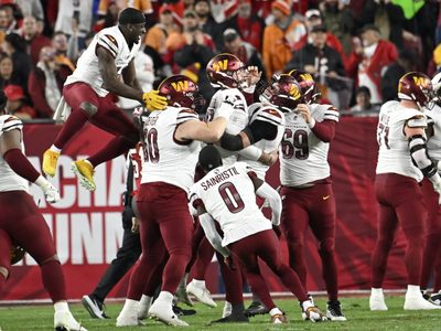 Daniels lleva a Commanders a primera victoria en playoffs en 6 mil 945 días, 23-20 sobre Buccaneers