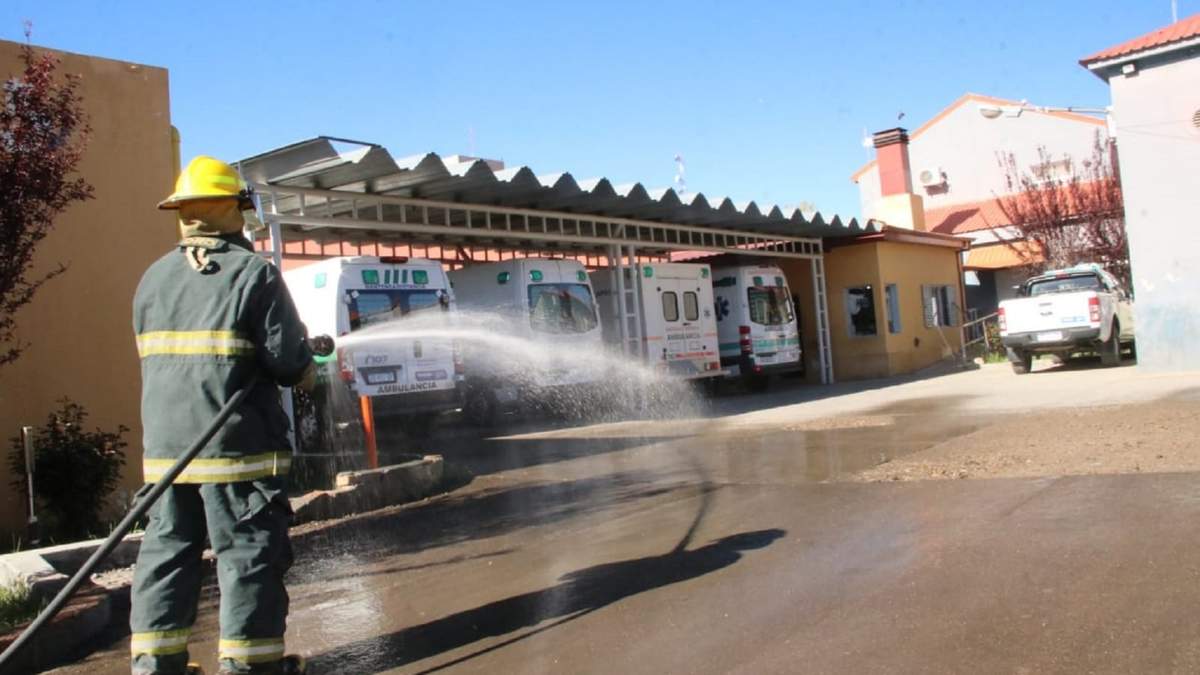 Trabajos de limpieza y desinfección en el predio del Hospital Zapala. Fuente: (Twitter).