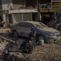 Suben los muertos en Turquía y Siria, rescatistas se marchan