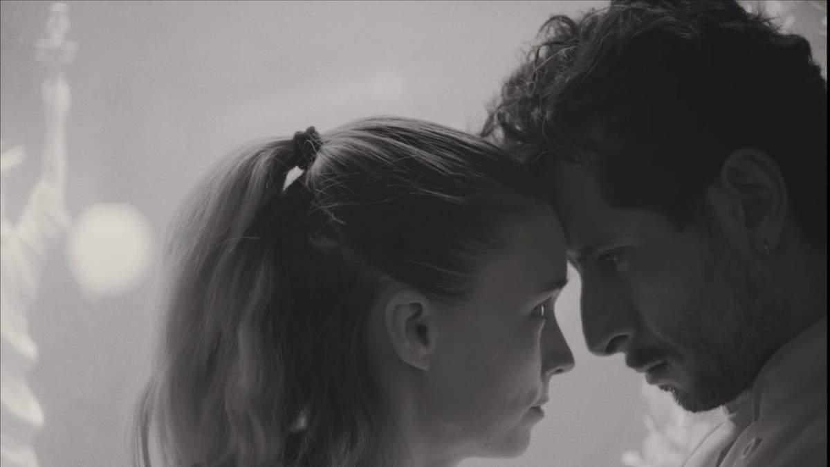 Rooney Mara y Raúl Briones en una escena de "La cocina"