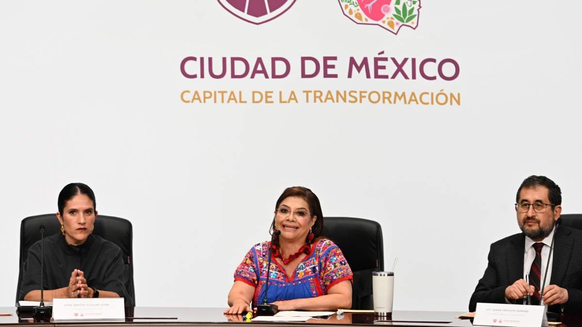 La fiscal Bertha Alcalde, la jefa de Gobierno Clara Brugada y el secretario de Gobierno César Cravioto