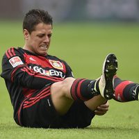 Se lesiona "Chicharito" en goleada del Bayer Leverkusen al Eintracht
