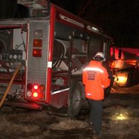 Un incendio de pastizales fuera de control amenazó arrasar con un loteo