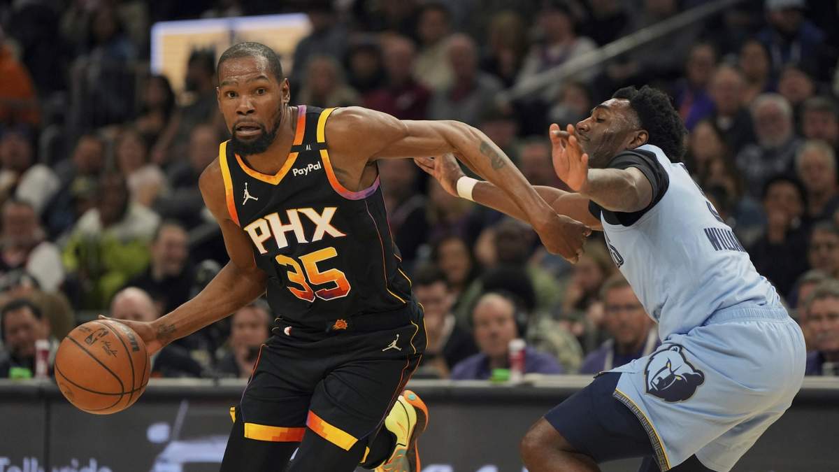 Kevin Durant, alero de los Suns de Phoenix, elude a Vince Williams Jr., de los Grizzlies de Memphis