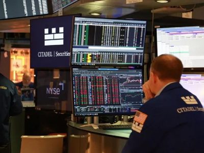 El riesgo país quedó por debajo de los 500 puntos y marcó su nivel más bajo en más de siete años