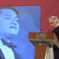 Tras lamentar muerte de Manzanero, AMLO interrumpe conferencia mañanera