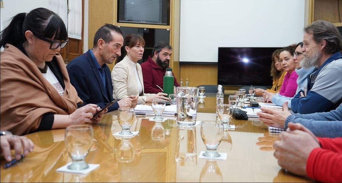 Funcionarios de gobierno y referentes de ATEN en la mesa de diálogo. Fuente: (Gobierno de Neuquén)