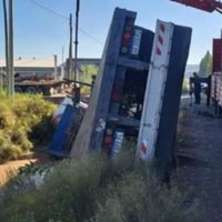 Camionero manejaba borracho, se durmió y terminó adentro de un desagüe en Valentina Norte