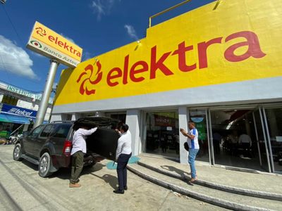 Exempleado gana demanda a Elektra por 750 mil pesos y se cobra con motos y pantalla