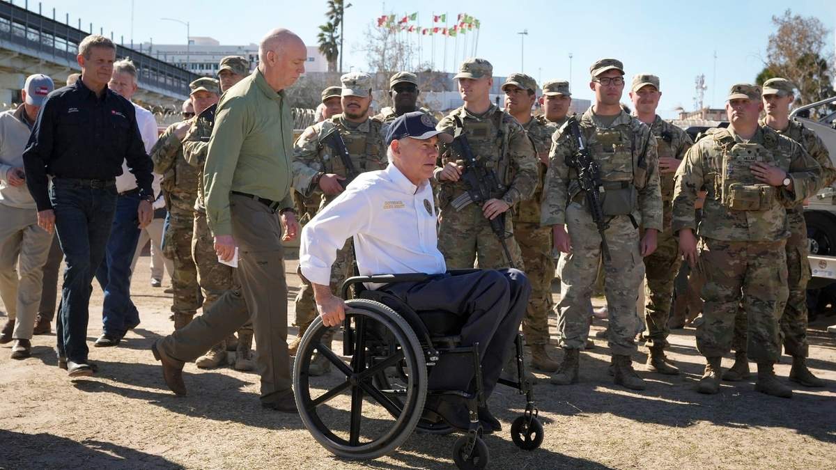 El gobernador de Texas, Greg Abbott, encabeza un grupo de más de una docena de gobernadores en una conferencia de prensa sobre políticas fronterizas