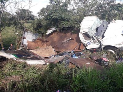 Camión con migrantes vuelca en Veracruz; un muerto