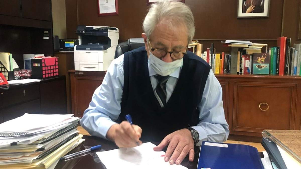 Jorge Alcocer suscribió la adquisición de vacunas con Pfizer