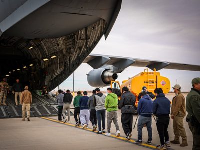 Comando Norte difunde fotos de migrantes deportados encadenados al subir a aviones militares