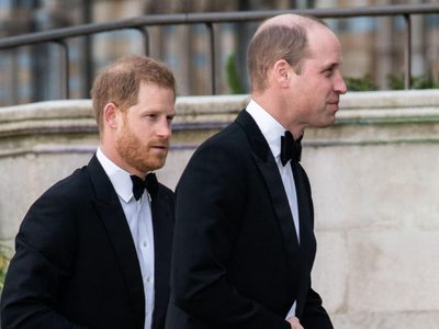 El príncipe Harry indicó que su hermano lo agredió físicamente
