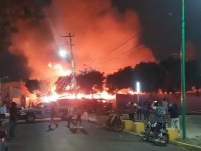Vecinos alertan por incendio en bodega en la Unidad Ejército Constitucionalista, Iztapalapa (Videos)