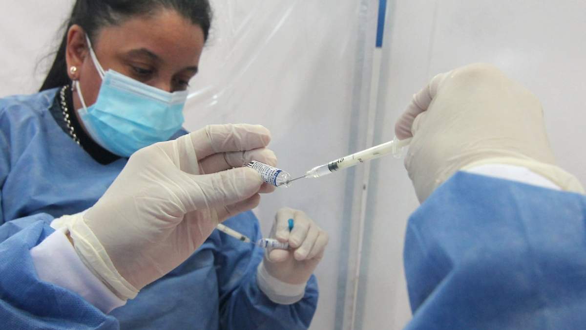 Una enfermera a punto de aplicar una vacuna contra el coronavirus. Fuente: (Twitter)