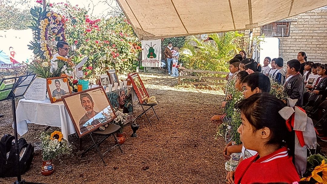 Misa oficiada por Alfonso Legía en la casa de Samir Flores Soberanes para conmemorar el séptimo aniversario de su asesinato. Foto Estrella Pedroza