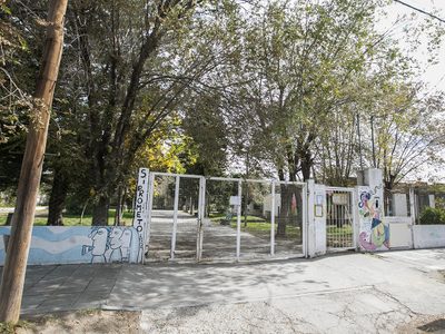Incendio en barrio Belgrano: por riesgo de derrumbe, trasladaron la Escuela 207 a otro sector