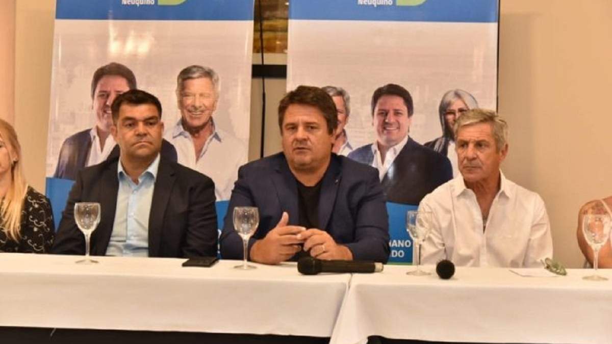 Barberis (camisa blanca), candidato a concejal del FRIN para llegar al Deliberante. Fuente: (Facebook)