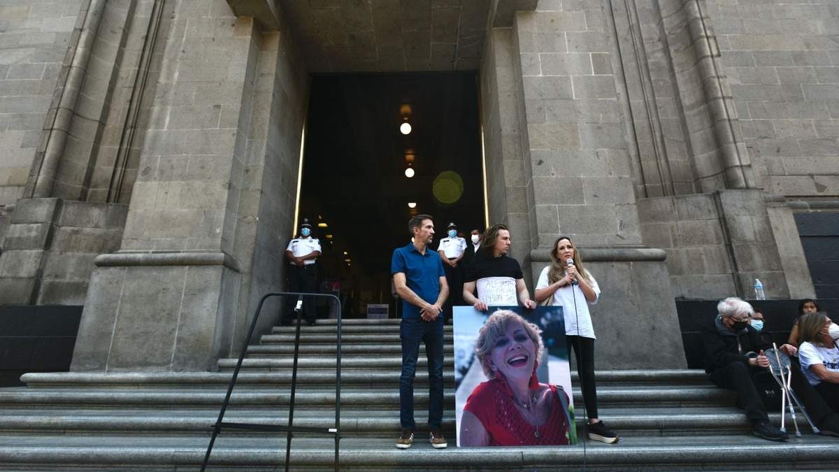 Familiares de Alejandra Cuevas y Laura Morán al término de la sesión de la SCJN