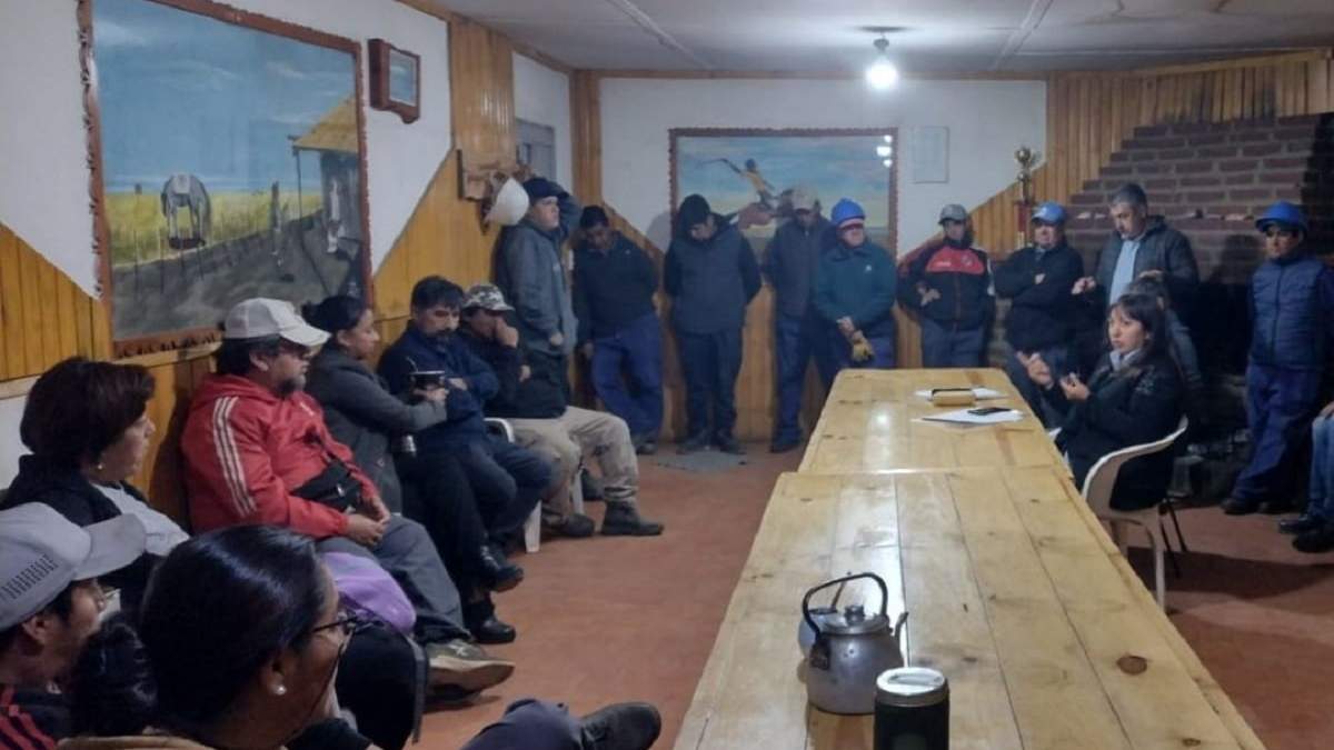 Asamblea de los trabajadores municipales de ATE de Aluminé. Fuente: (Tu Noticia)
