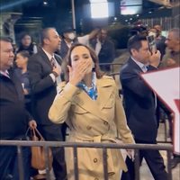 Morenistas le gritan "rata" y "corrupta" a Lilly Téllez; la senadora les responde con besos (Video)