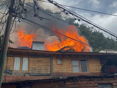 Un incendio destruyó tres casas y hubo personas hospitalizadas