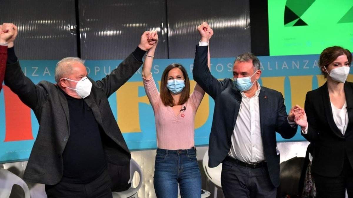 Luiz Inácio Lula da Silva con militantes de Podemos en España
