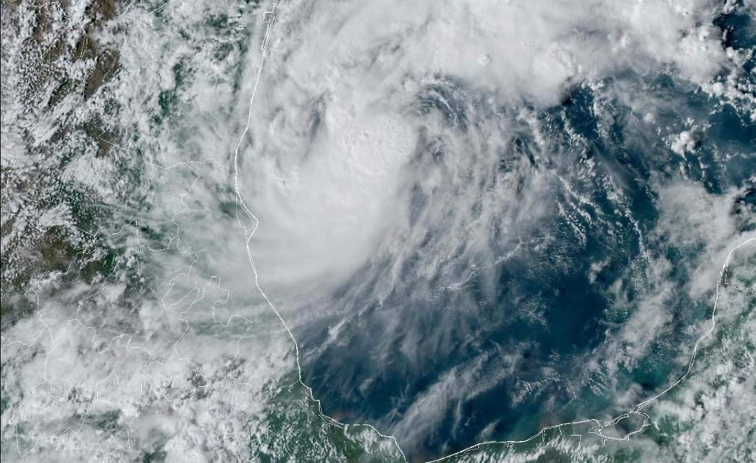 Esta imagen de satélite de GOES-16 GeoColor tomada a las 4:50 de la tarde EDT y proporcinada por la Oficina Nacional de Administración Oceánica y Atmosférica de Estados Unidos (NOAA, por sus siglas en inglés), muestra la tormenta tropical Milton, en el centro, ante la costa de México, en el Golfo de México, el sábado 5 de octubre de 2024. (NOAA via AP)Esta imagen de satélite de GOES-16 GeoColor tomada a las 4:50 de la tarde EDT y proporcinada por la Oficina Nacional de Administración Oceánica y Atmosférica de Estados Unidos (NOAA, por sus siglas en inglés), muestra la tormenta tropical Milton, en el centro, ante la costa de México, en el Golfo de México