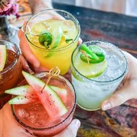 Jugos saludables con frutas para pasar el verano