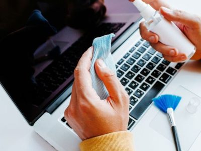 El truquito exprés para limpiar tu laptop por completo y que quede radiante, libre de polvo e impurezas