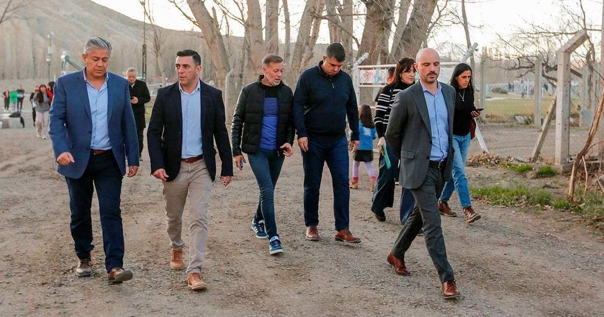El gobernador junto a los intendentes del norte neuquino. Fuente: (Neuquen Informa)