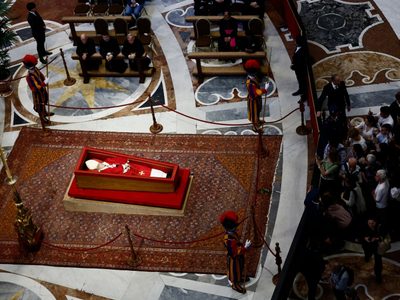 El Vaticano mantiene abierta la capilla ardiente del Papa Francisco toda la noche por gran afluencia