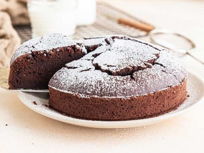 Bizcochuelo de chocolate sin gluten y sin lácteos, una versión saludable y económica de un clásico