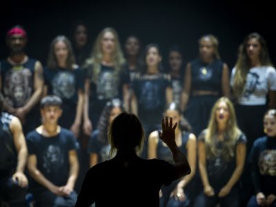 Becarios del musical Malinche de Nacho Cano vuelven a México sin haber declarado ante el juez