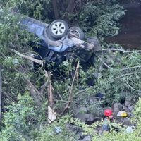 Volcó y cayó por un barranco una camioneta en la ruta a Quila Quina; una mujer muerta y otra herida