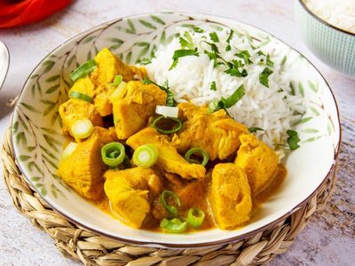 Pollo al curry: en pocos minutos y muy fácil, la popular receta asiática con la que vas a quedar como un verdadero chef