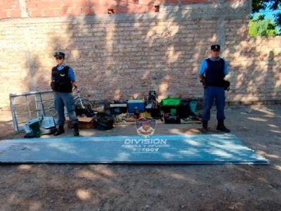 En dos allanamientos incautaron armas, materiales robados y detuvieron a dos hombres