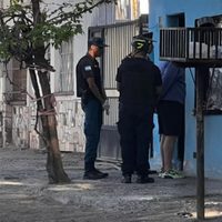 Múltiples allanamientos en dos inquilinatos de Neuquén: dos detenidos y un auto secuestrado