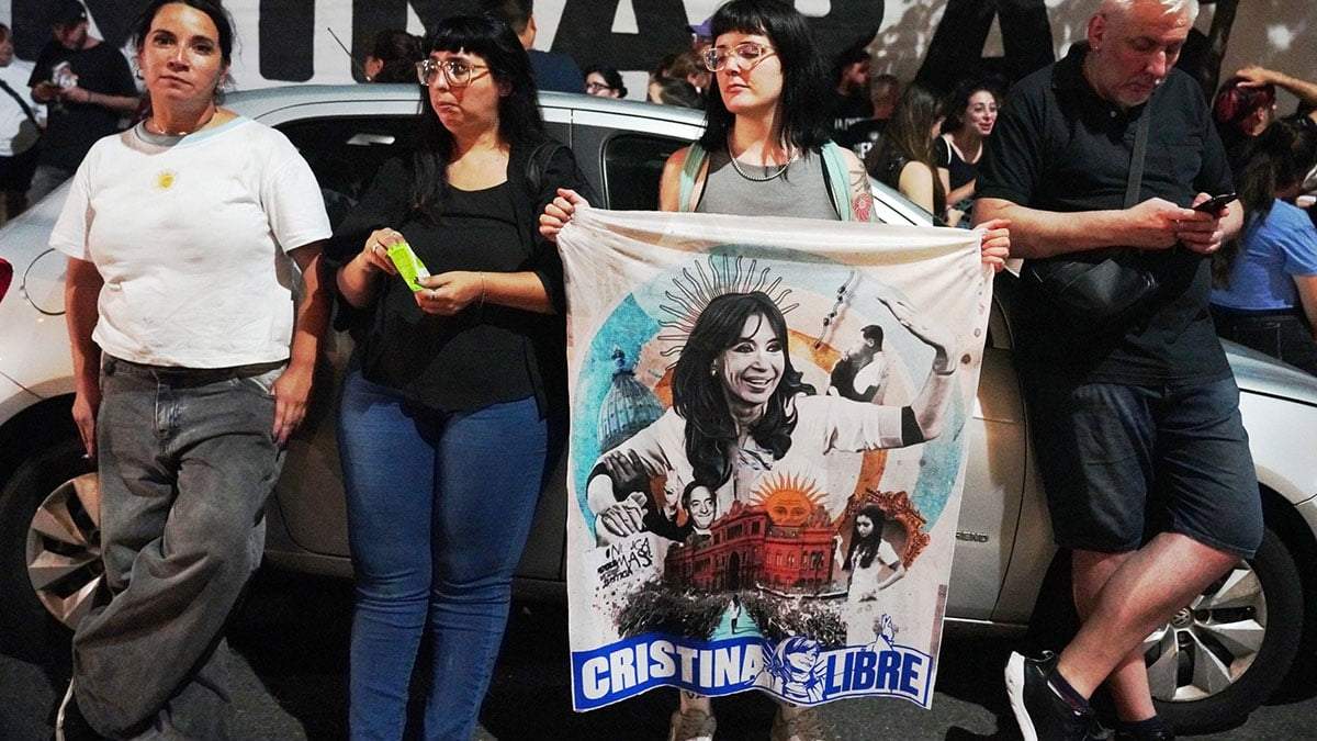 Militantes fueron a la puerta del Sanatorio Otamendi a pedir la liberación de Cristian Kirchner y a acompañar a la expresidenta.
