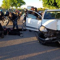 Atropelló a un inspector de Tránsito y al escapar chocó en el puente carretero Neuquén-Cipolletti