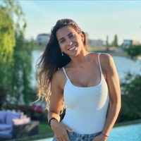 Off white y trendy: Cinthia Fernández logra un look playero con dos prendas indispensables