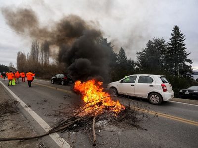 Se registraron demoras al ingreso de Bariloche por un corte intermitente de trabajadores viales